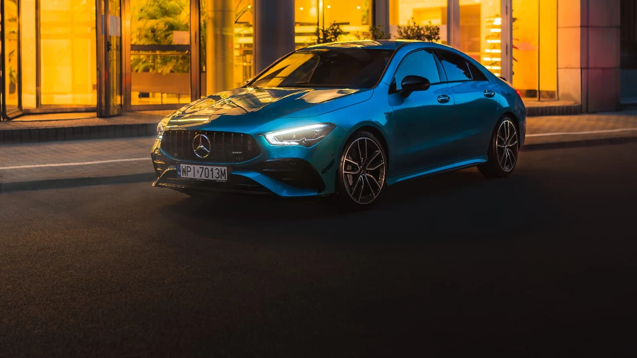 Mercedes-AMG CLA w nocnej scenerii miasta, sesja motoryzacyjna